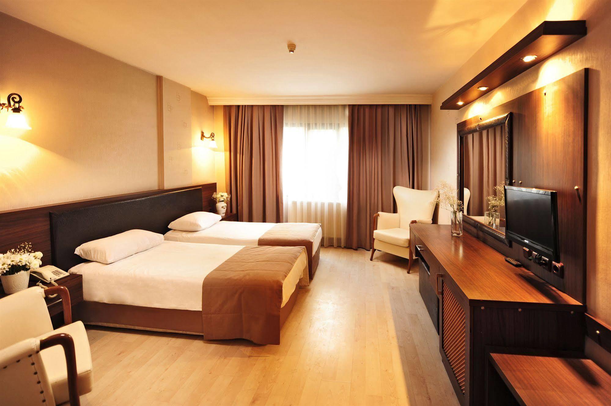 Uestuen Hotel Alsancak Ізмір Екстер'єр фото